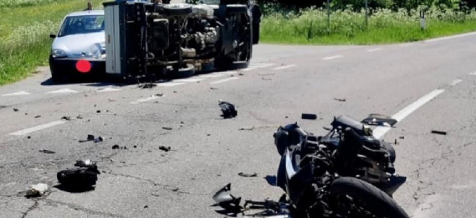 Si scontra con la moto contro un furgone che si ribalta e colpisce un’auto: morto un carabiniere